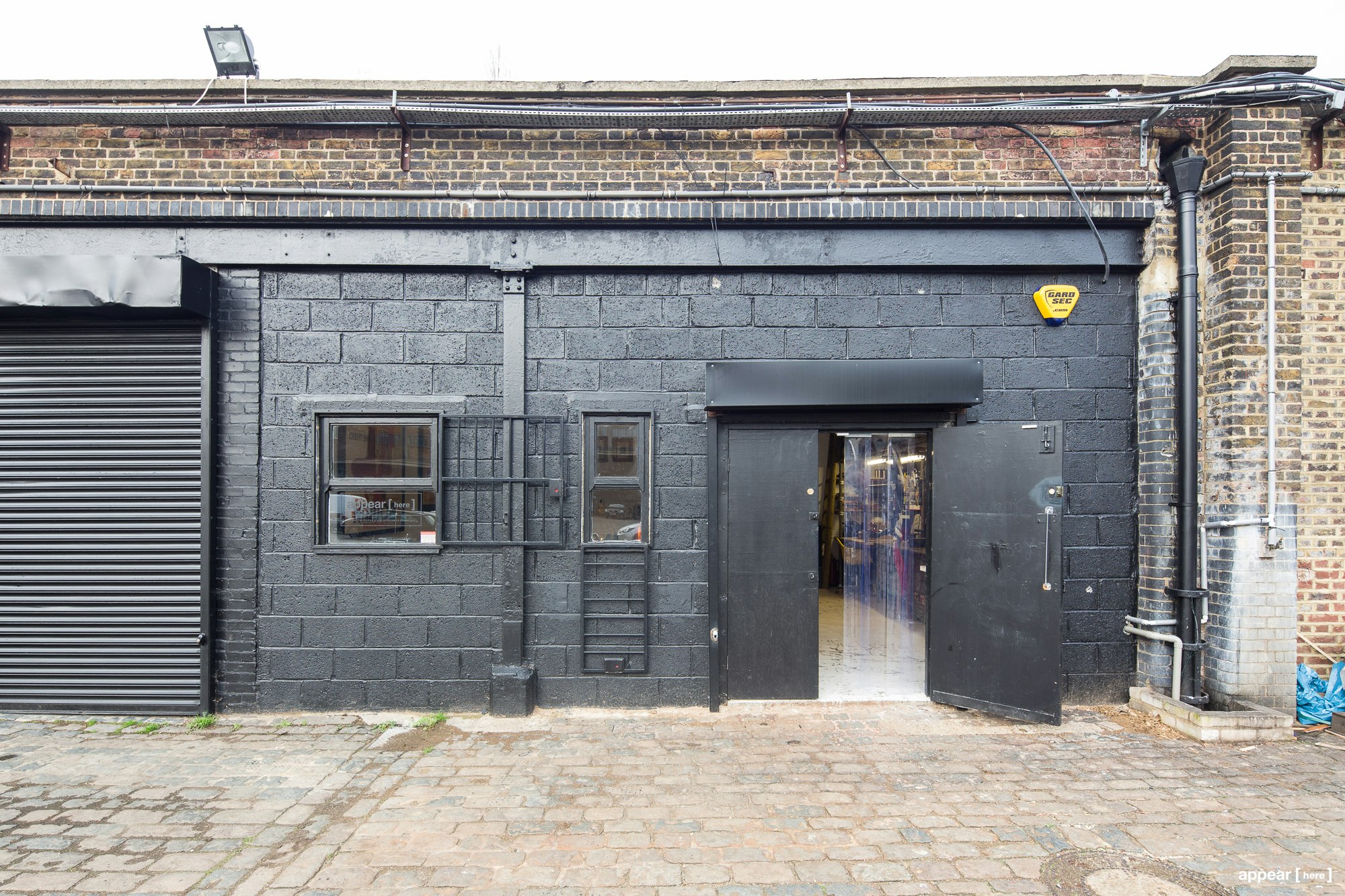 Super Brick, exterior