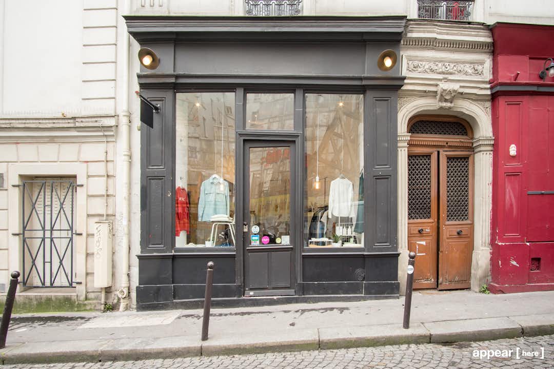 Rail et demi-vitrine — (magasin)