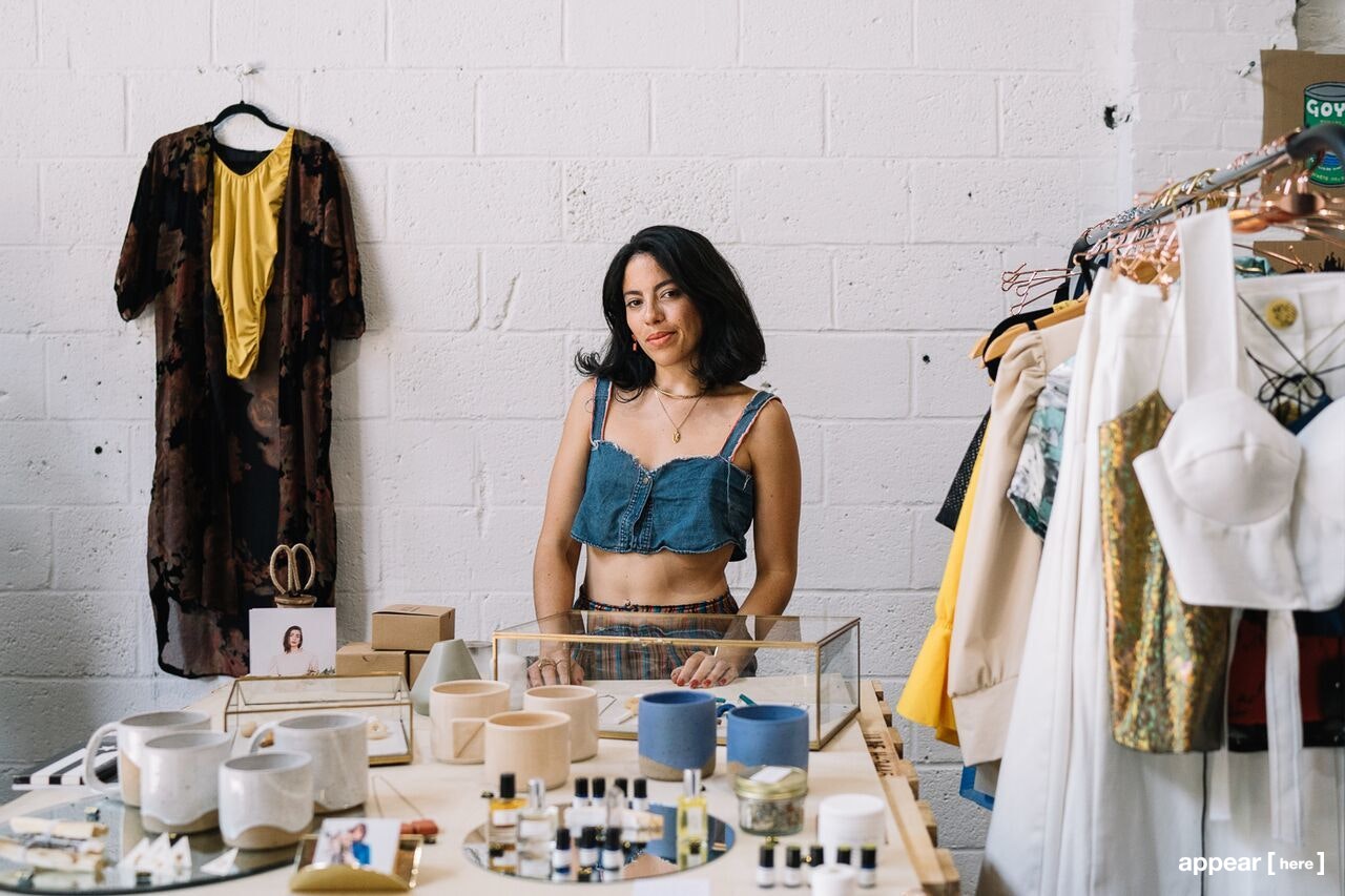 Up Market Williamsburg - Apparel / Accessories Stand