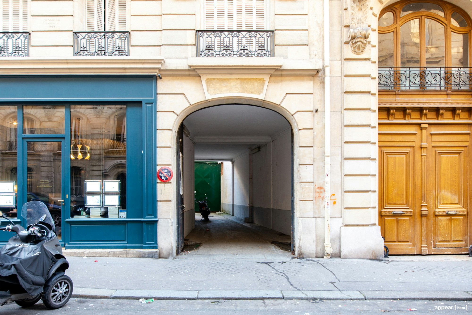 Large Kléber showroom