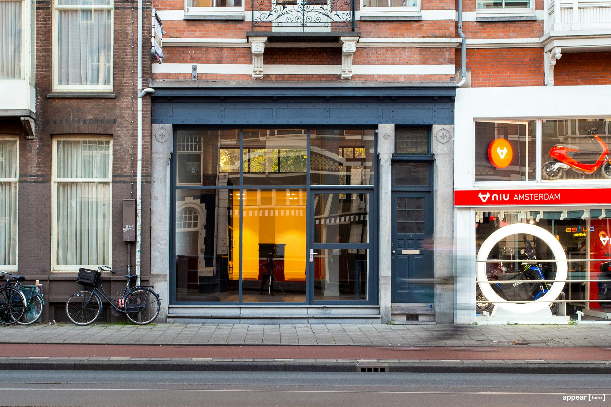 Van Baerlestraat, Zuid - The Gusseted Showroom